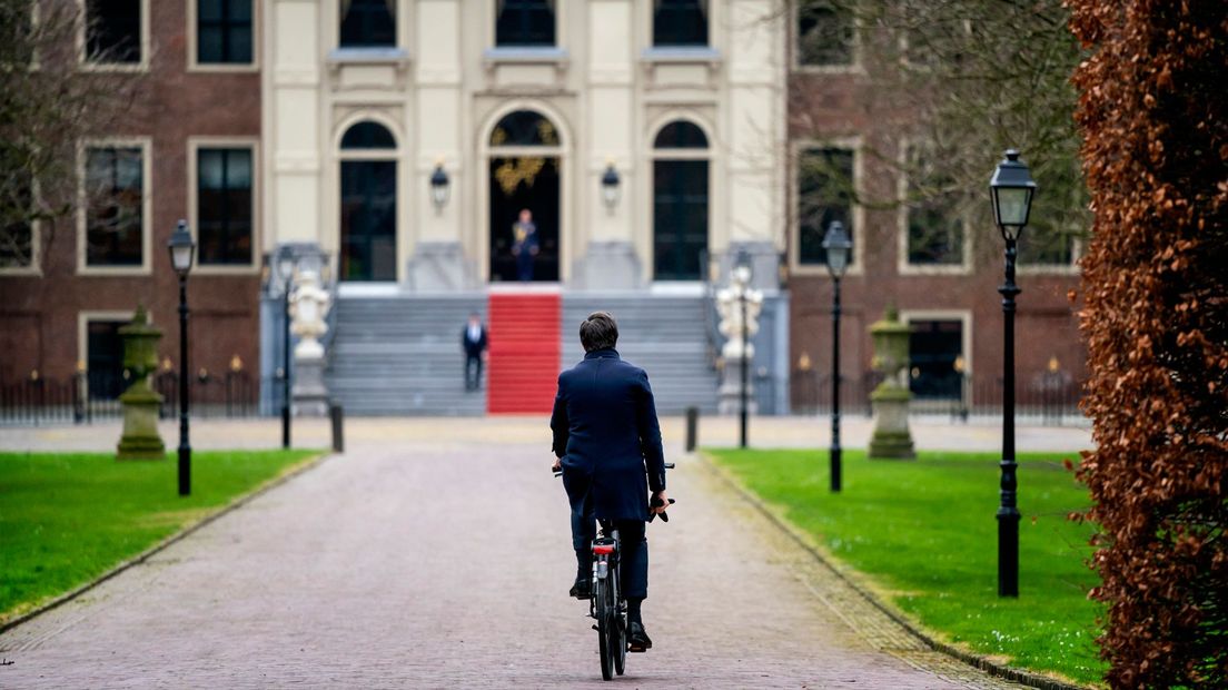 Minister-president fietste vanmiddag van het Binnenhof naar de koning om het ontslag van zijn ministersploeg aan te bieden.