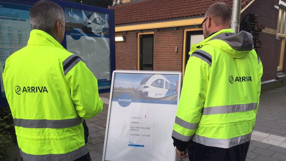 Het vertrek van de snelbus wordt aangekondigd in Ommen