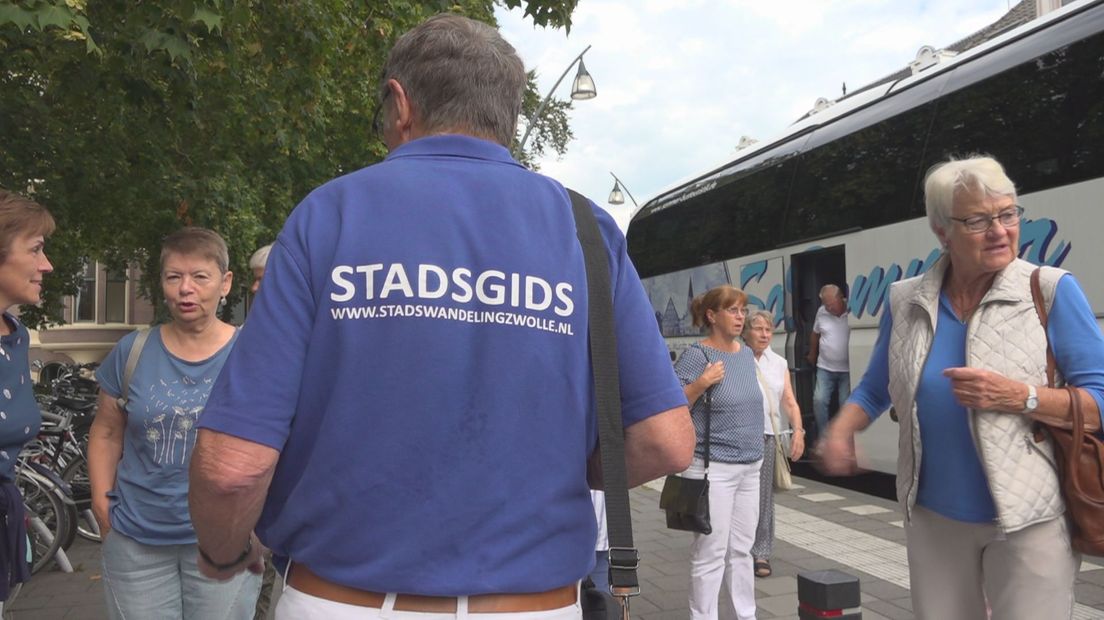 Stadsgidsen nemen Duitse toeristen mee op een rondleiding door Zwolle