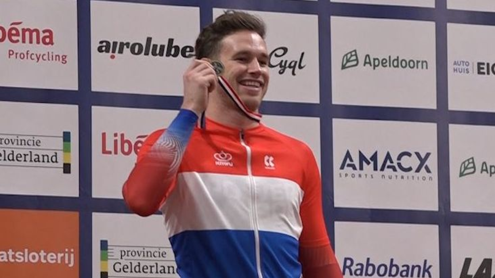 Darter Van Veen door op WK • weer goud Lavreysen op NK