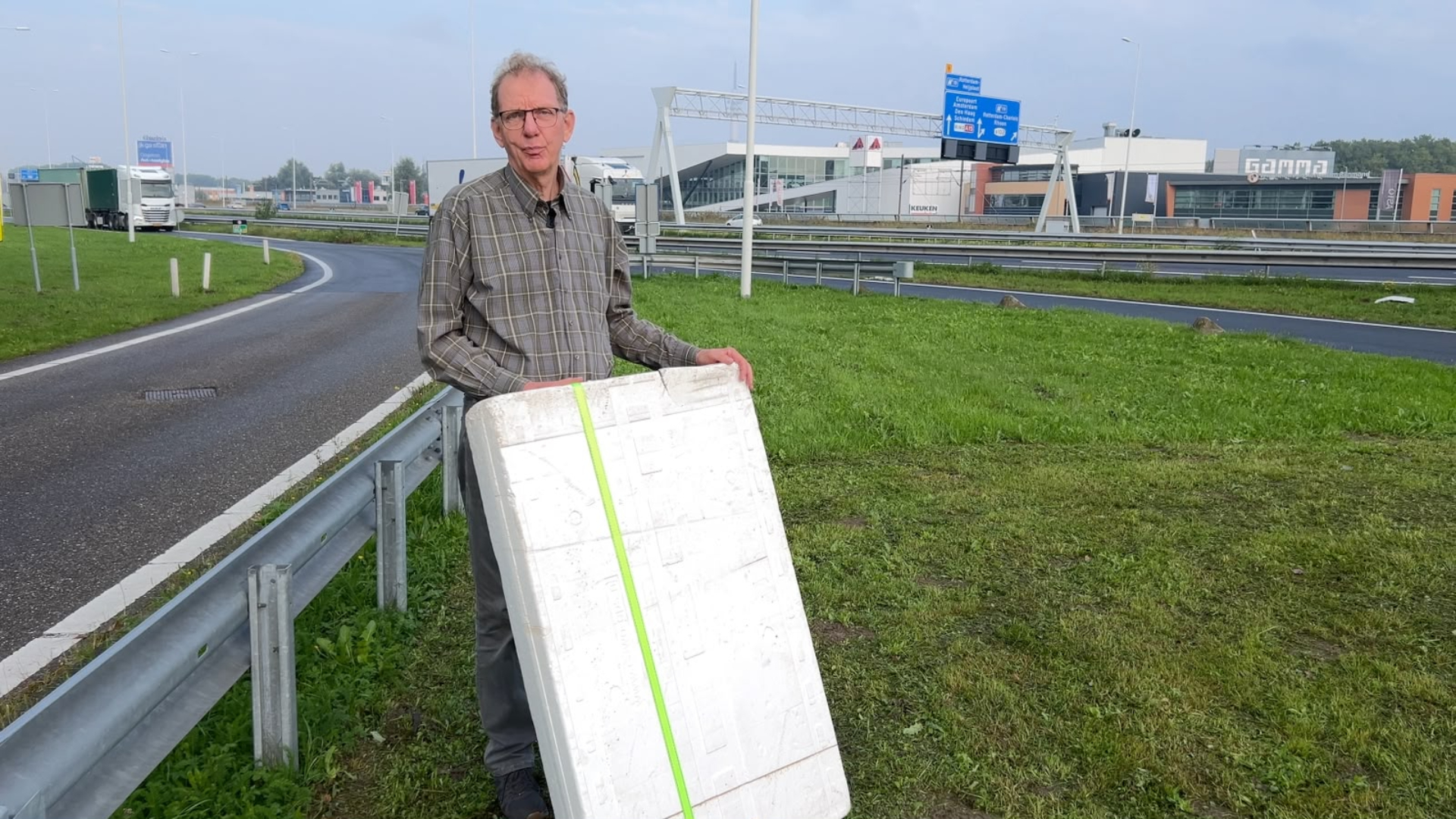 Frans van Zaalen met een piepschuimpallet.