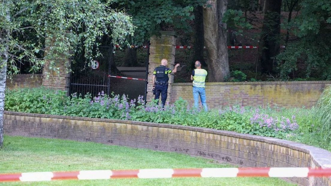 De politie in kogelwerende vesten omsingelt een deel van het Sonsbeekpark na vermoedelijk gewapend incident
