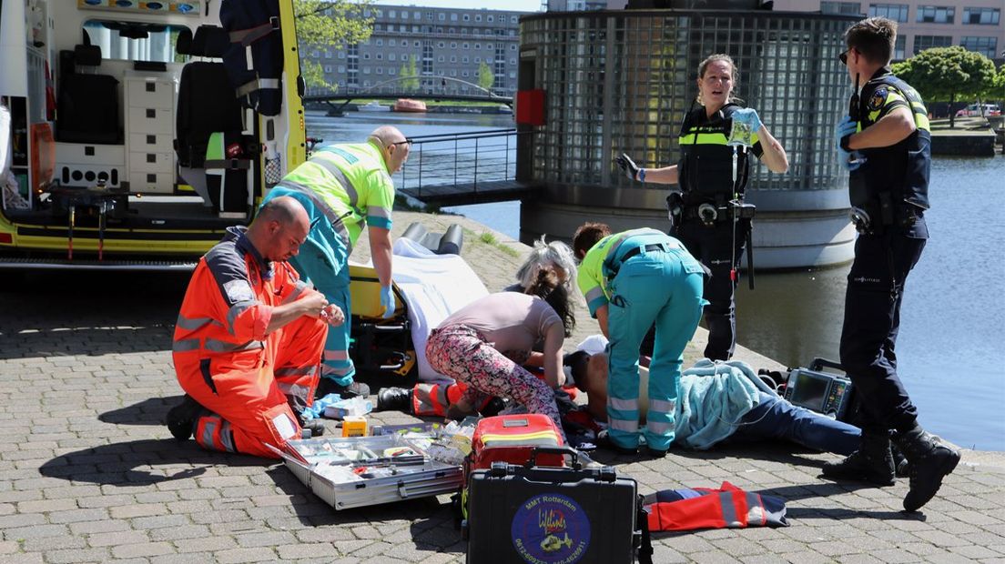 Een van de slachtoffers van de steekpartij wordt behandeld op het Johanna Westerdijkplein. 