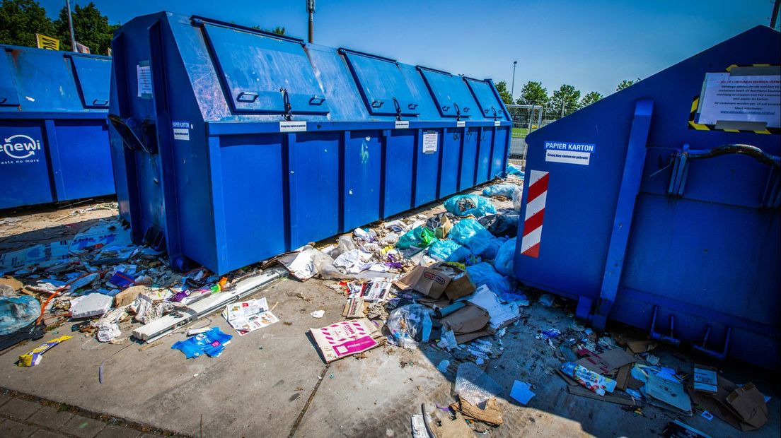 Afval naast de papiercontainers in Nootdorp