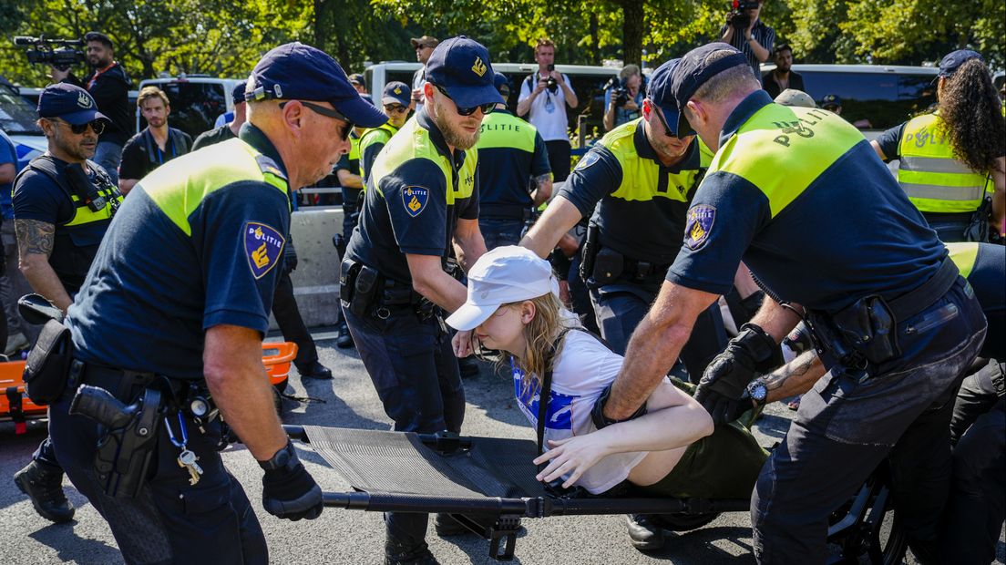 Een demonstrant wordt afgevoerd