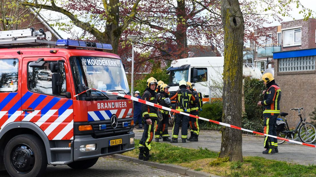 De brandweer probeert het lek de dichten