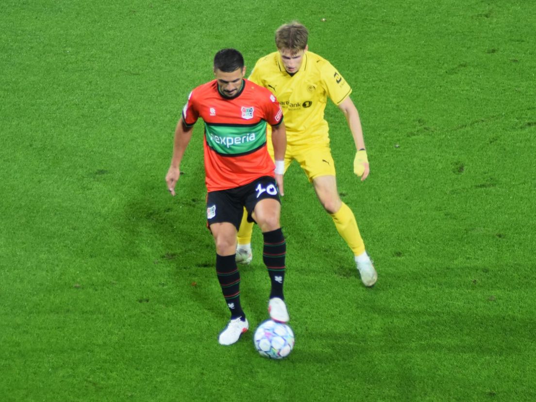 Dusan Tadic contoleert de bal