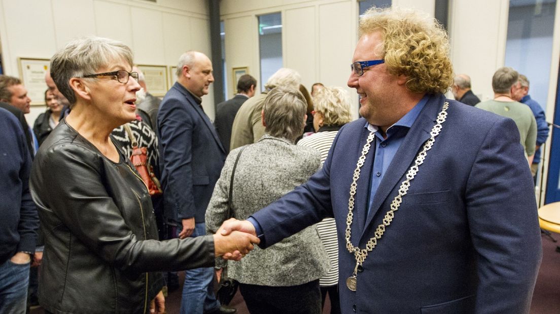 Jaap Kuin (rechts), burgemeester van Pekela, wil snel duidelijkheid over de toekomst van Pekela.