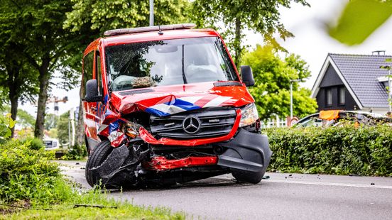 Brandweerbusje is onderweg naar reanimatie, maar botst onderweg op personenauto