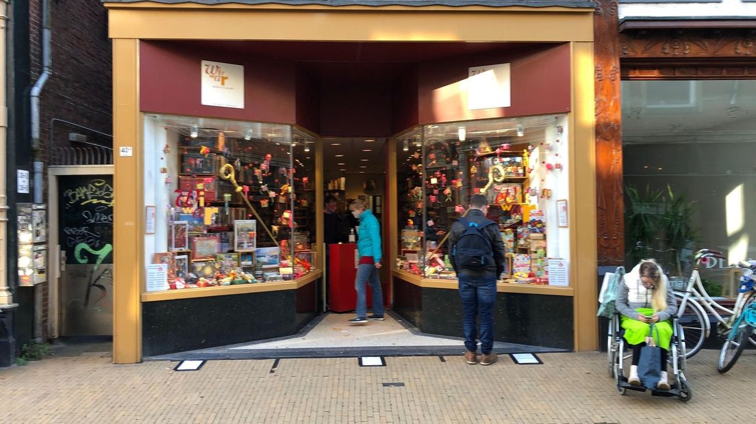 Een rij voor puzzel- en bordspellenwinkel Wirwar in de Stad