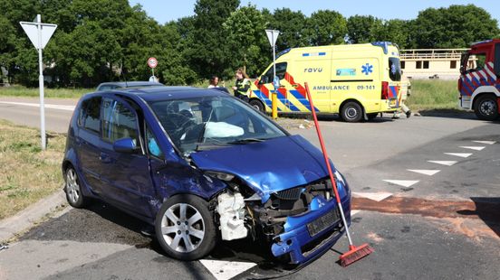 Grote schade na botsing tussen autos en bestelbusje op N224 bij Ede. Grote schade na botsing tussen autos en bestelbusje op N224 bij Ede.