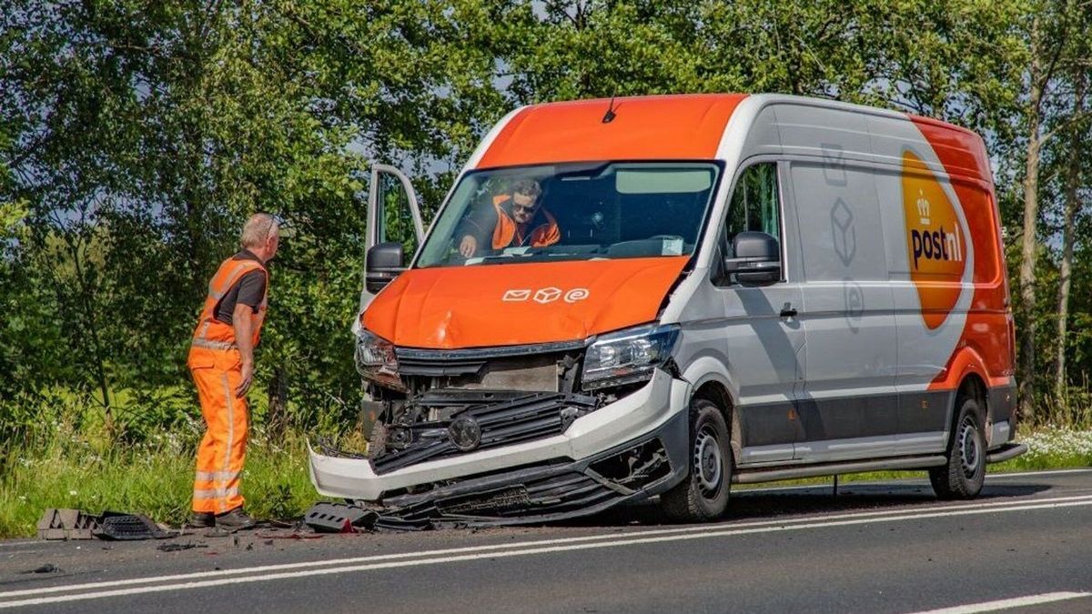 Drie PostNL-busjes botsen achterop elkaar bij Kootstertille