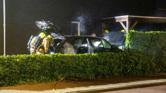 Autobrand in woonwijk, krantenbezorger slaat alarm