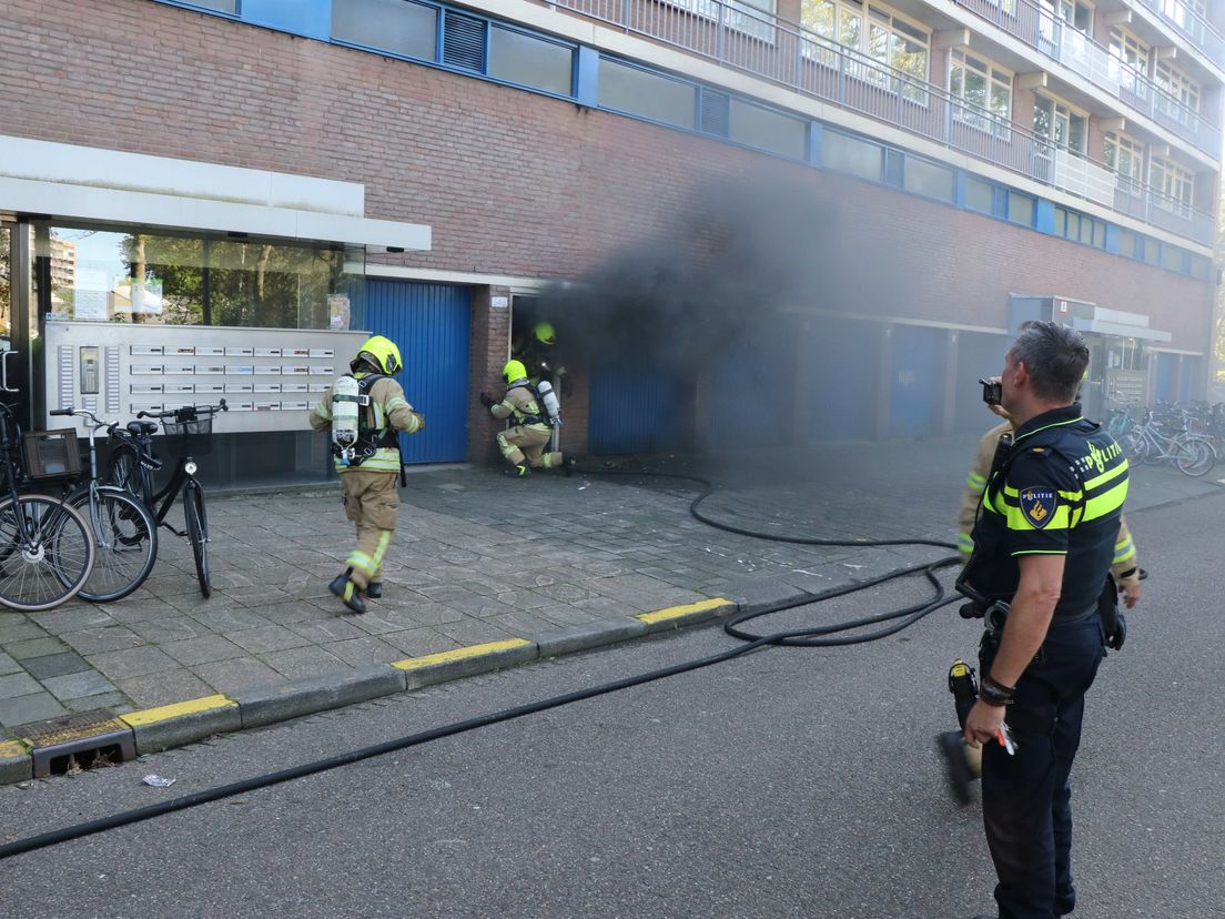 Scooter in lichterlaaie aan de Valeriusrondeel in Capelle aan den IJssel