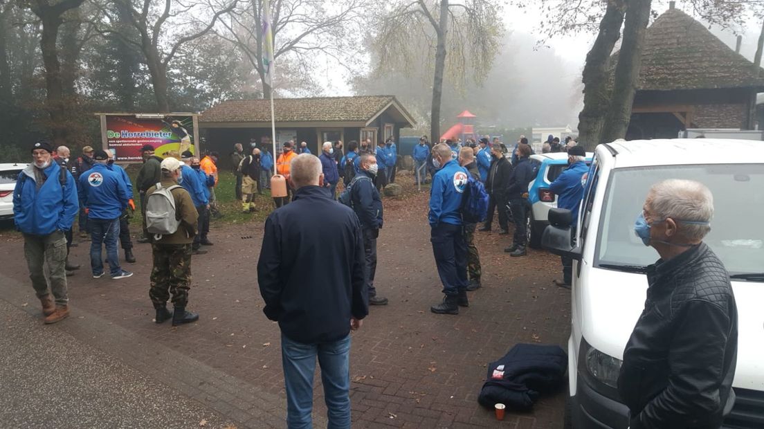 Zo'n negentig oud-militairen begonnen vanochtend met zoeken (Rechten: Anonieme campingbewoner)