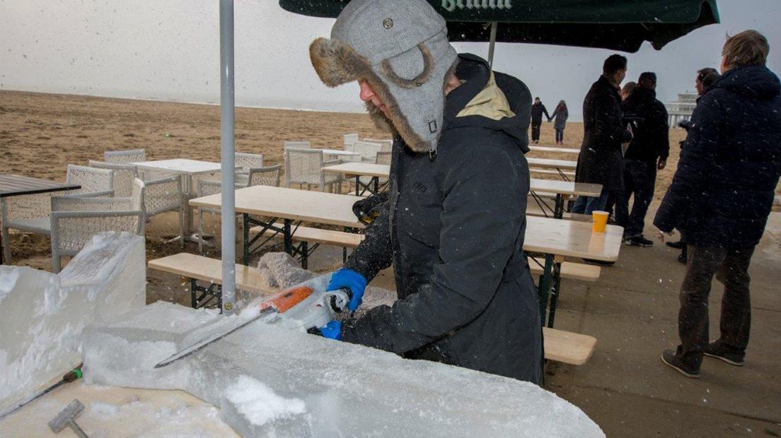 Kunstenaar maakt ijssculpturen voor Ice Expo op Scheveningen