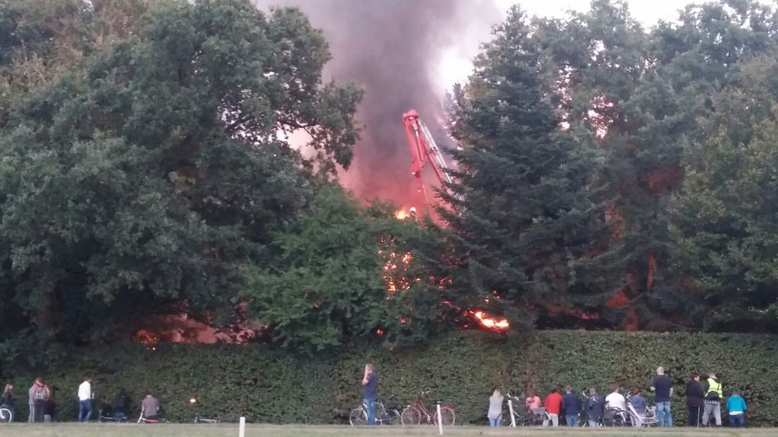 Er heeft woensdagavond een zeer grote brand gewoed in een vrijstaand huis in Ugchelen. Het ging om een villa met deels een rieten dak. Het pand was niet meer te redden, de brandweer heeft het vuur gecontroleerd laten uitbranden.