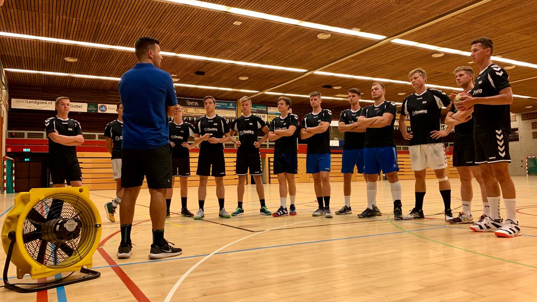 Gielen spreekt zijn groep toe (Rechten: RTV Drenthe/Stijn Steenhuis)