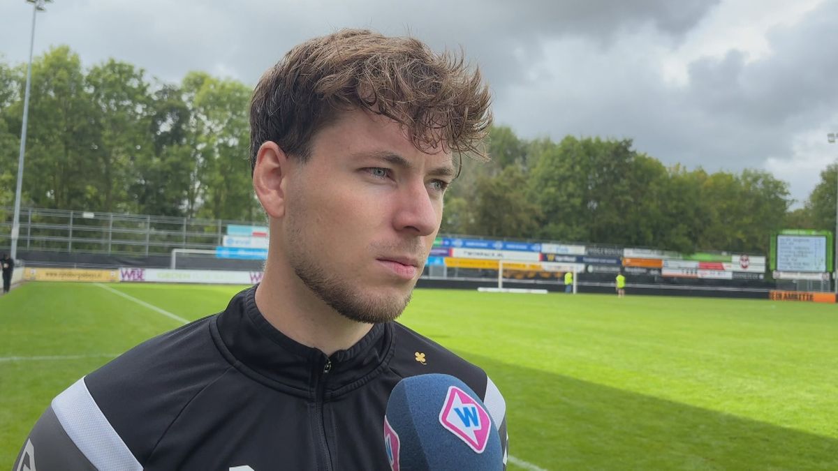Rijnsburg-aanvaller Jeffrey Buitenweg reageert na de 3-6 nederlaag tegen Jong Sparta