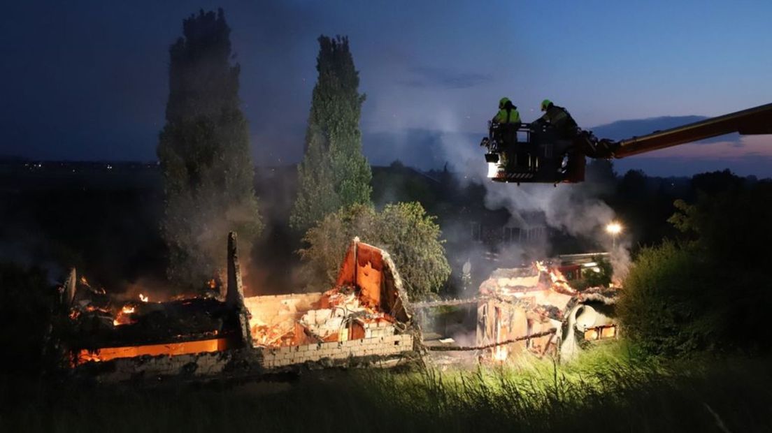 Van de woning en de schuur is weinig over.