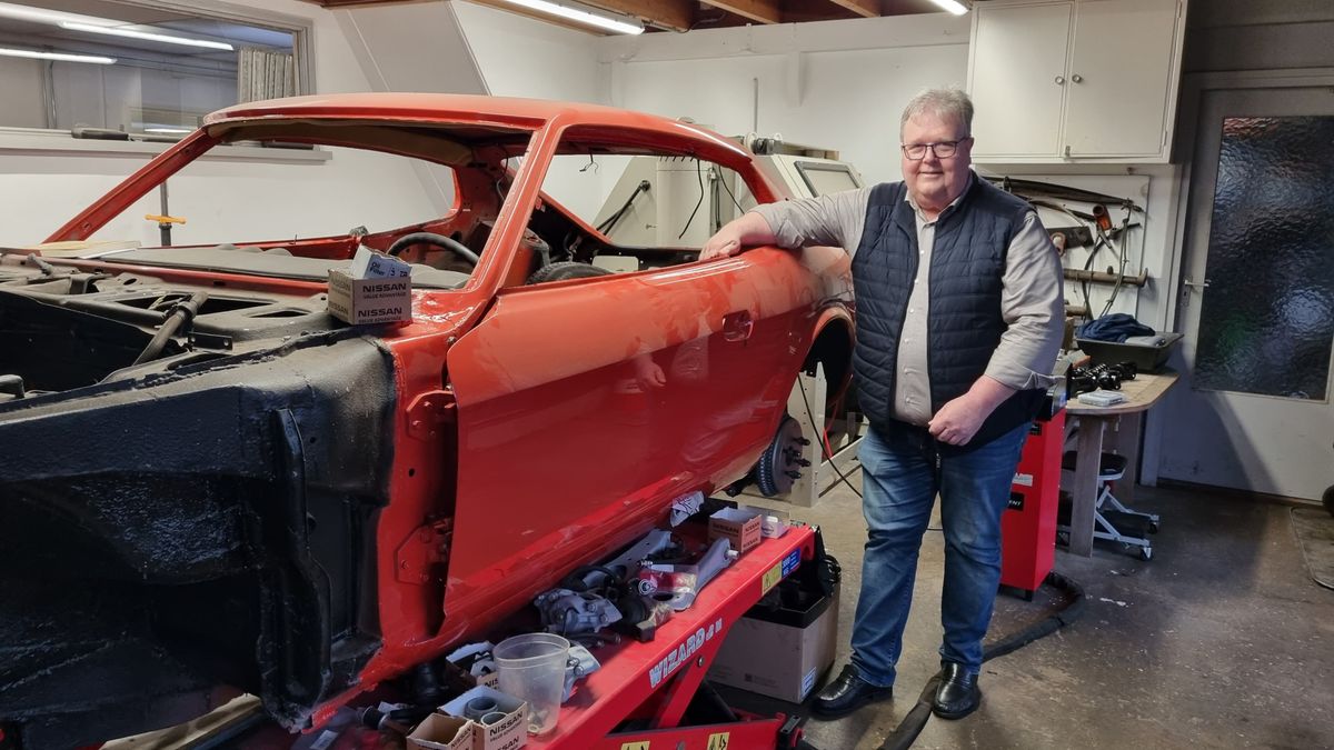 Oldtimers zijn steeds populairder, Jan heeft zelfs een eigen automuseum