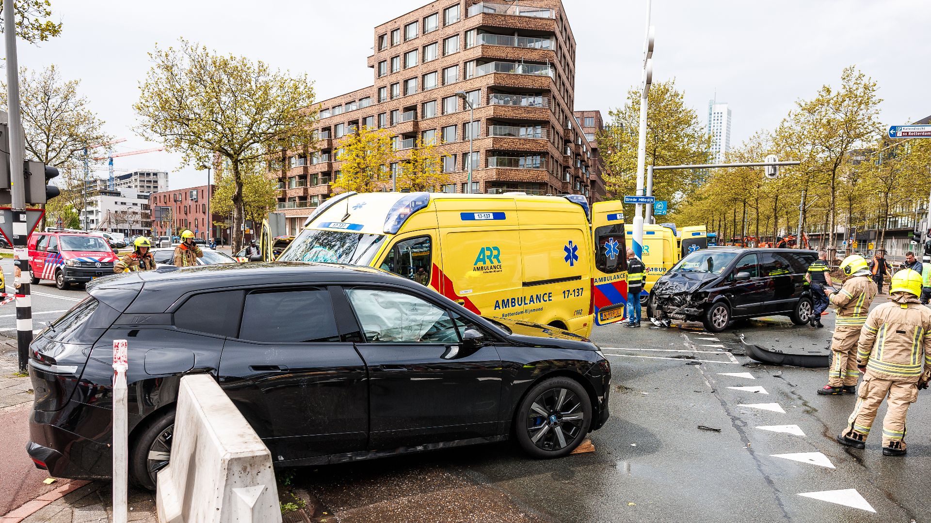 Ambulance Met Zwaailicht, Auto En Bestelbus Botsen Op Laan Op Zuid ...