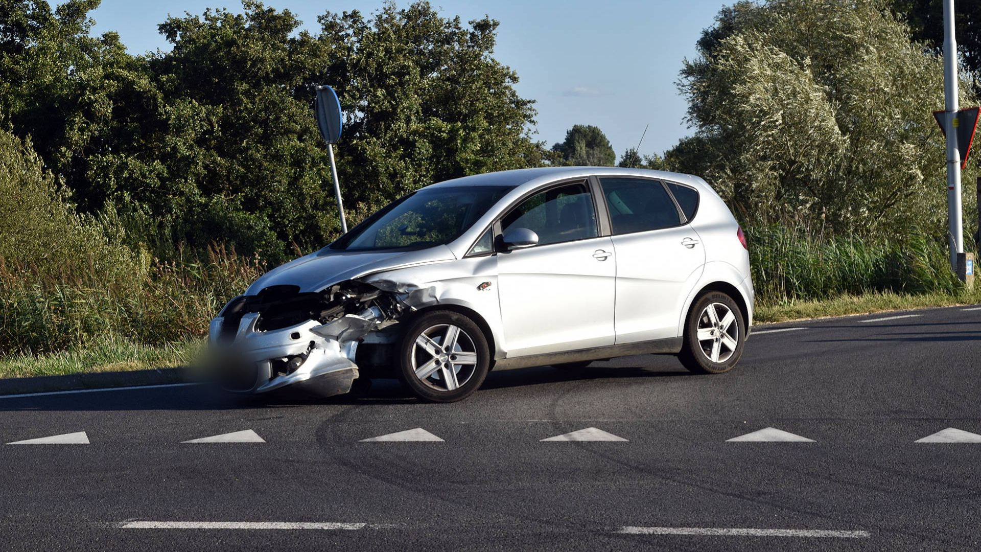 Twee auto's botsen • bosbrandje in Wapenveld