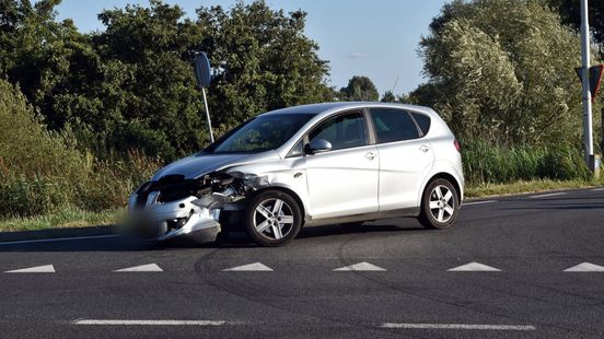 Twee auto's botsen • bosbrandje in Wapenveld