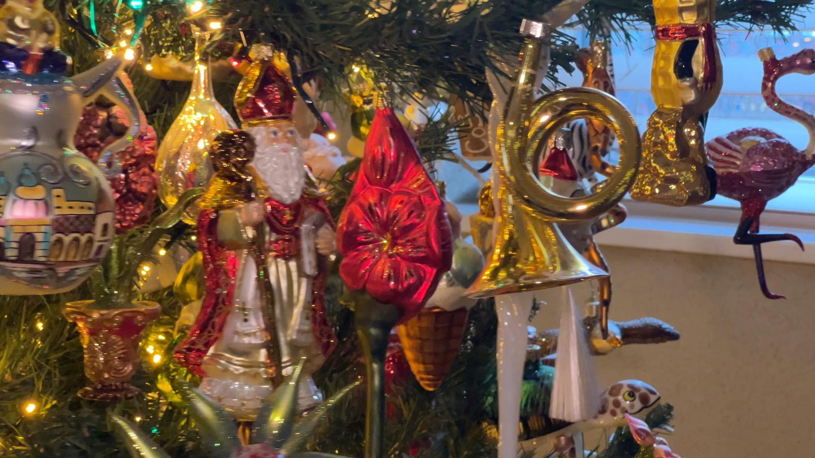 De versiering in een van de kerstbomen van René