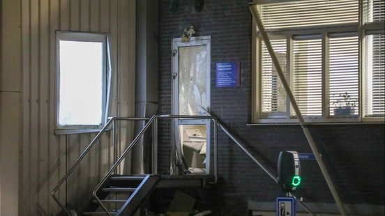 Explosie bij slachthuis, deur zwaar beschadigd