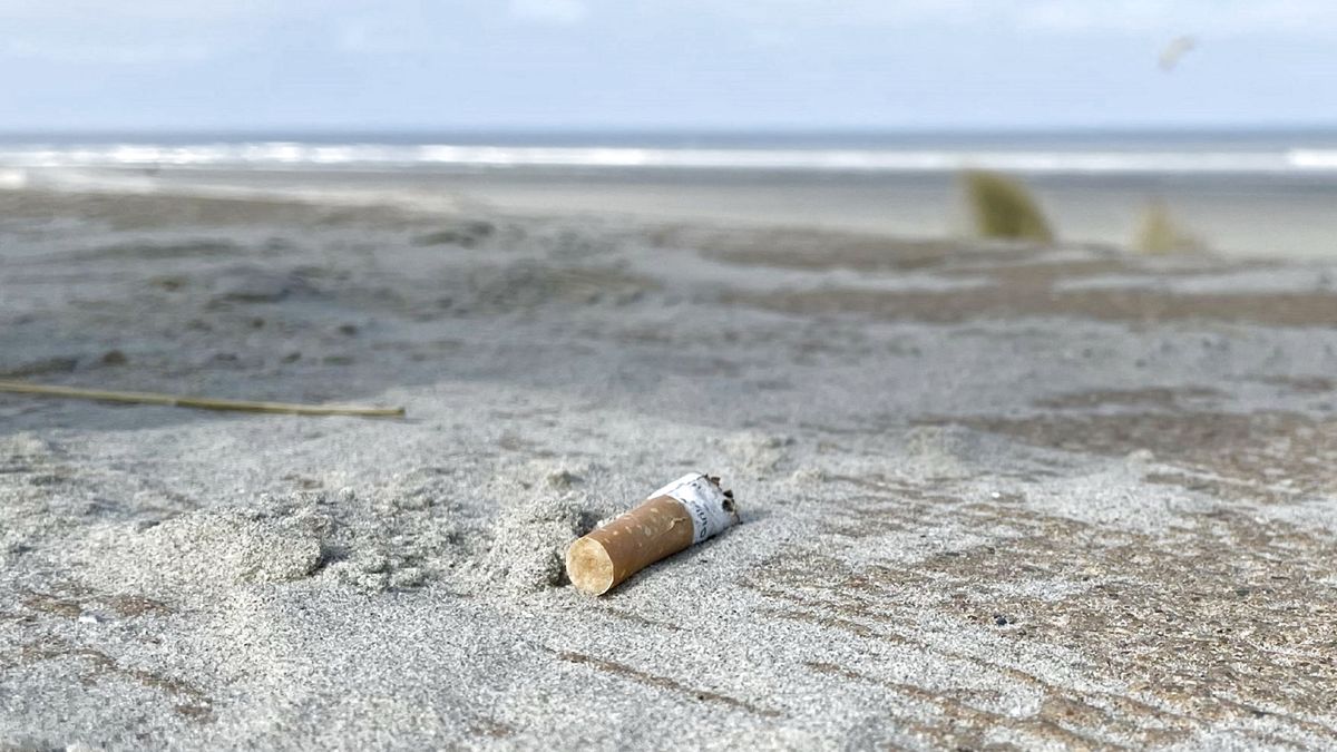 Vrijwilligers vinden in paar dagen meer dan 1.000 peuken op stranden Waddeneilanden