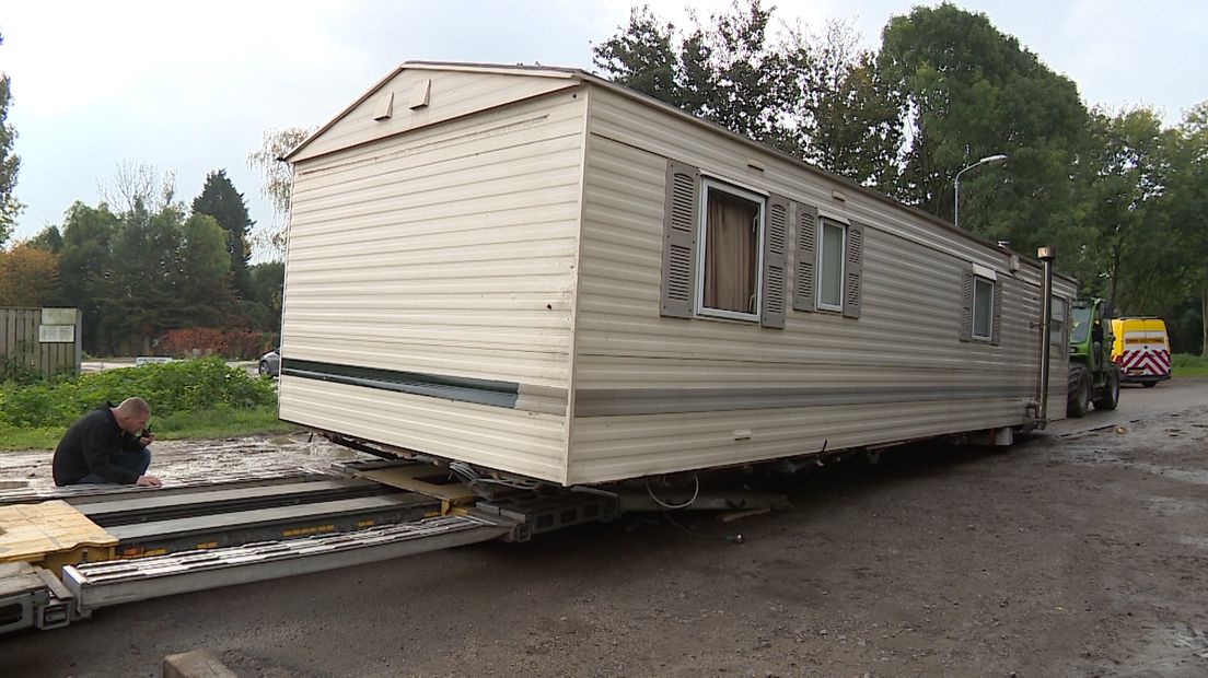 Sinds de overname van camping Maaszicht in Kerkdriel door een nieuwe eigenaar gingen al meerdere chalets in vlammen op. De nieuwe eigenaar, EuroParcs, heeft aangekondigd korte metten te maken met overlast van de bewoners. Zo moeten de huidige bewoners en recreanten voor het eind van het jaar hun biezen pakken.