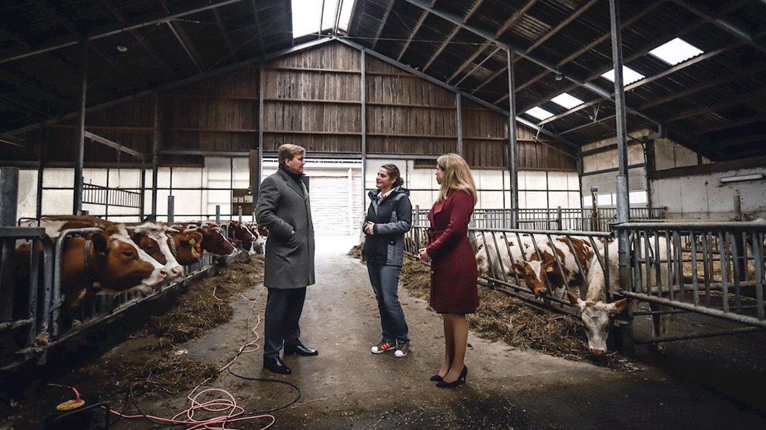 Koning met minister Schouten op werkbezoek bij melkveehouderij in Diepenveen