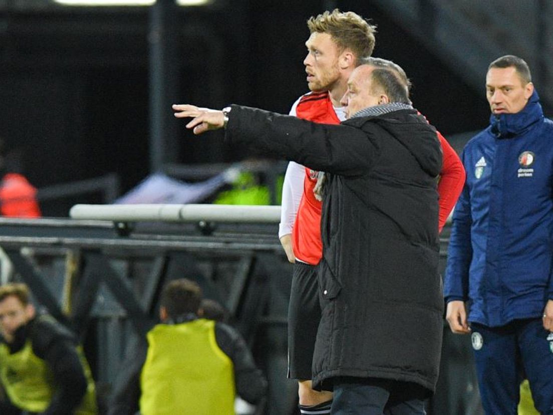 Dick Advocaat instrueert Nicolai Jørgensen voor diens invalbeurt tegen PEC Zwolle. (VK Sportphoto - Yannick Verhoeven)