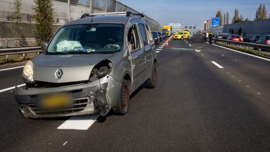Snelweg dicht na ongeluk met twee autos. Snelweg dicht na ongeluk met twee autos.