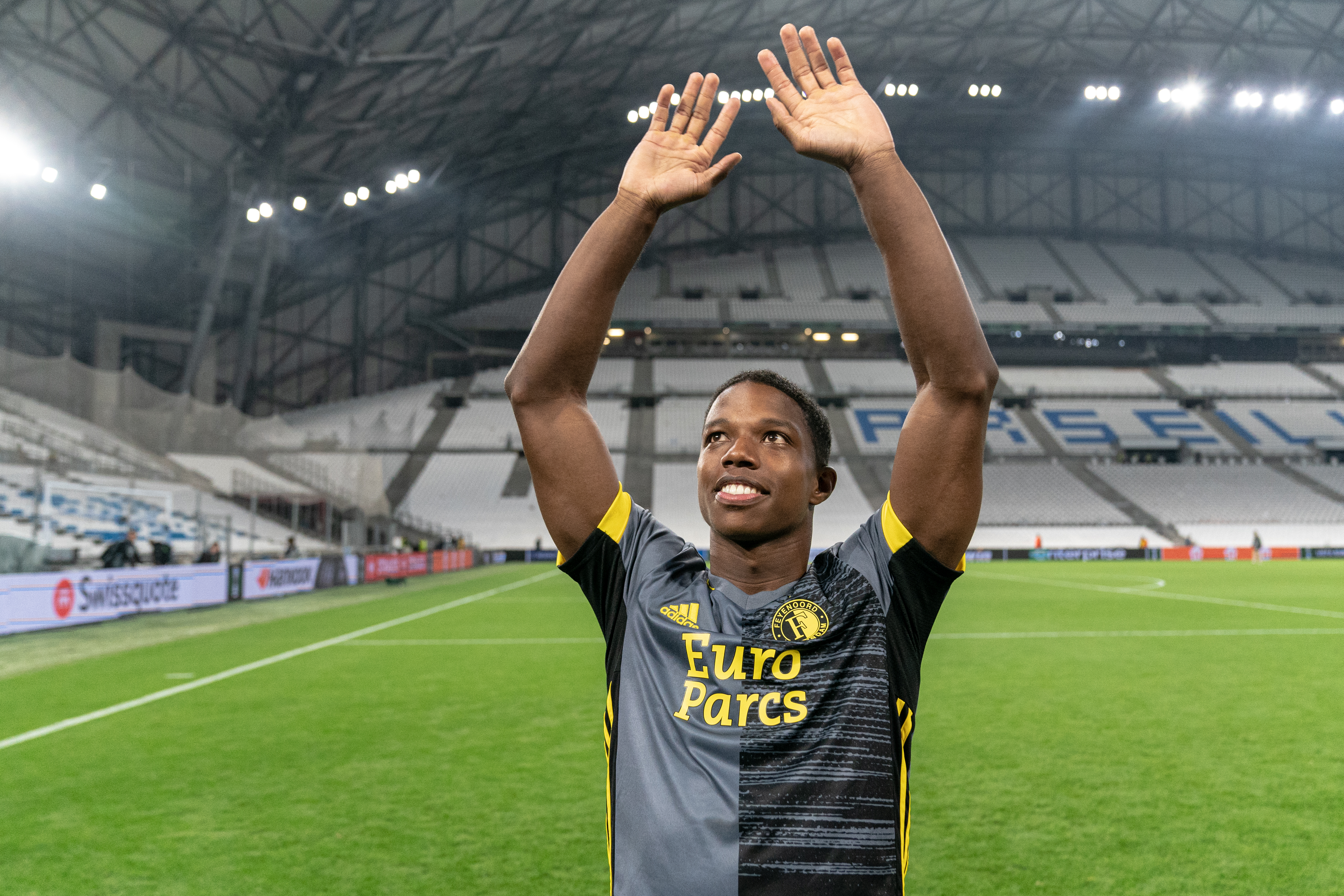 Tyrell Malacia viert feest met Het Legioen in Marseille, nadat Feyenoord de finale van de Conference League heeft bereikt