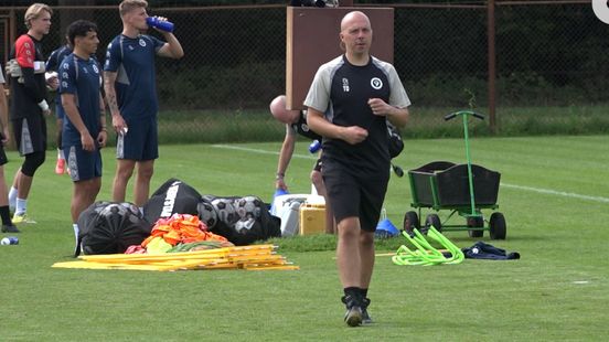 Besloten training bij De Graafschap • geen Vitesse-vlaggetjes op trolleybussen