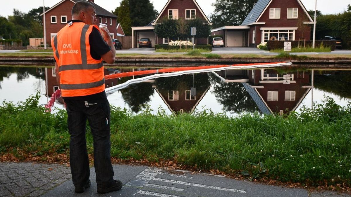 Olie uit het water gehaald, kanaal Almelo de Haandrik bij Daarlerveen weer open voor scheepvaart