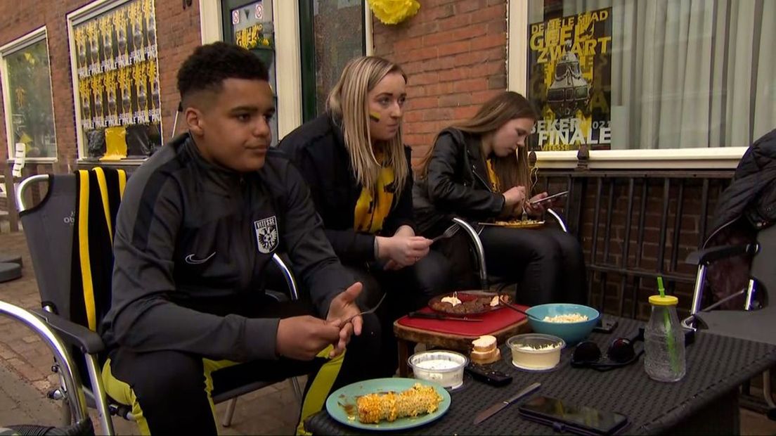 Vitesse-supporters eten nog snel even voor de wedstrijd begint.