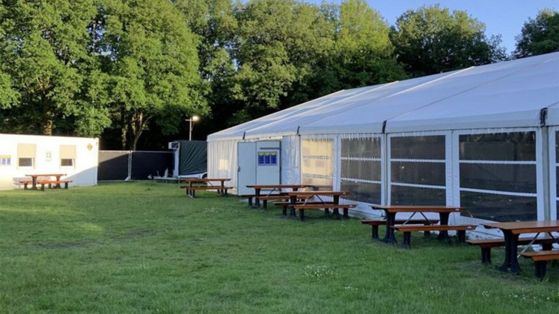 De tent voor noodopvang in Stadskanaal