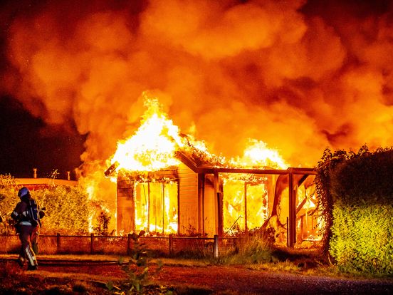 Brand verwoest chalet op resort in Hoogersmilde
