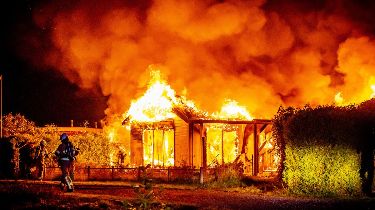 Brand verwoest chalet op resort in Hoogersmilde