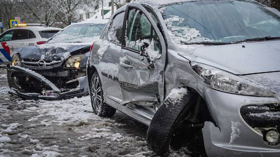 Drie auto's beschadigd • tankwagen op zijkant