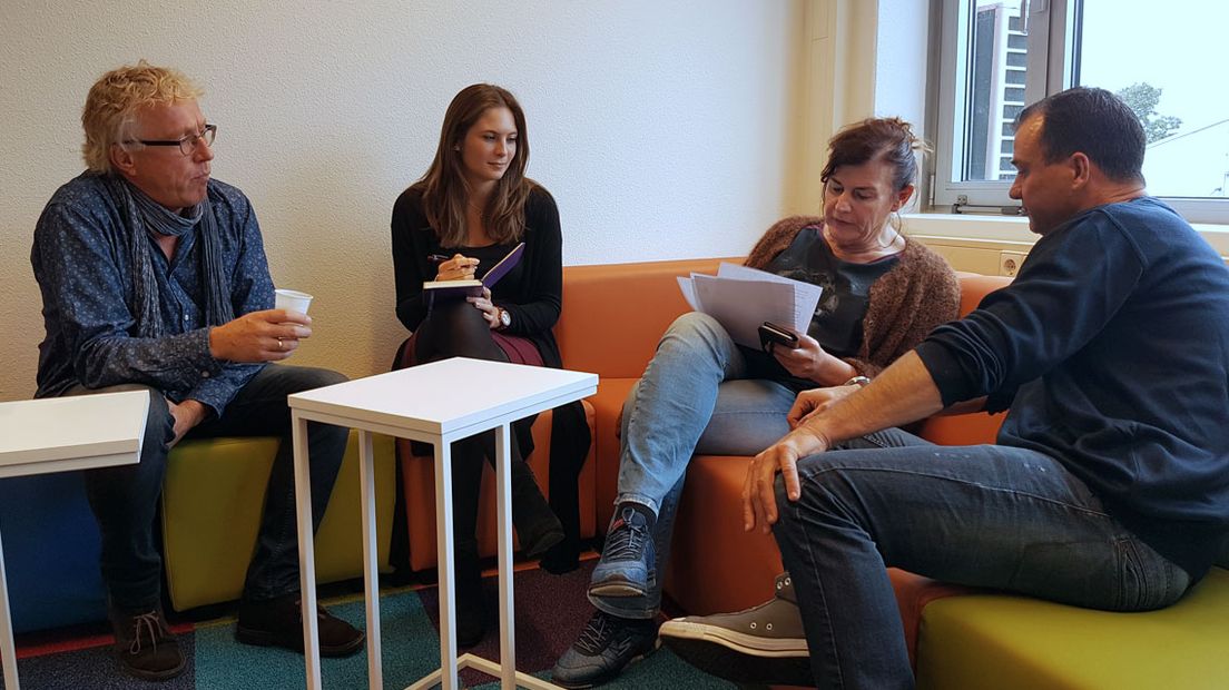 De redactie van Omroep West vergadert