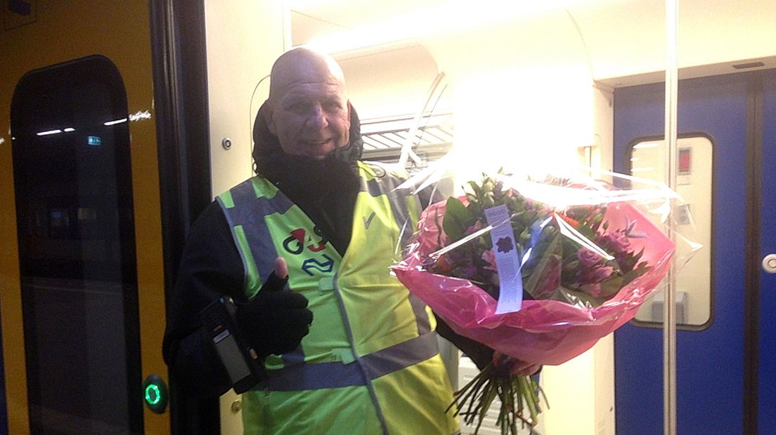 Beveiliger krijgt bloemetje van Omroep West | Foto Omroep West