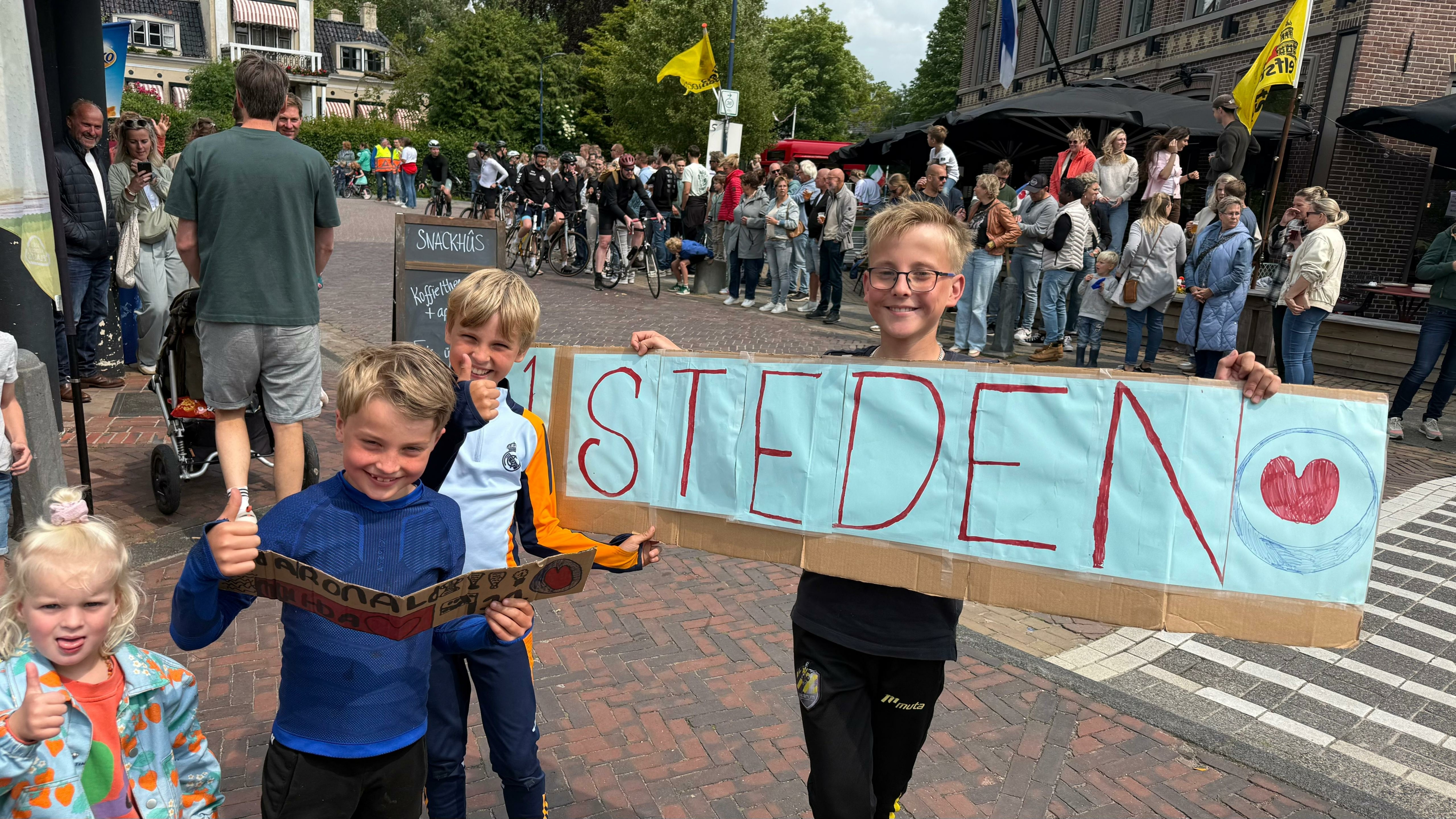Dizze bern hawwe in moai boerd makke