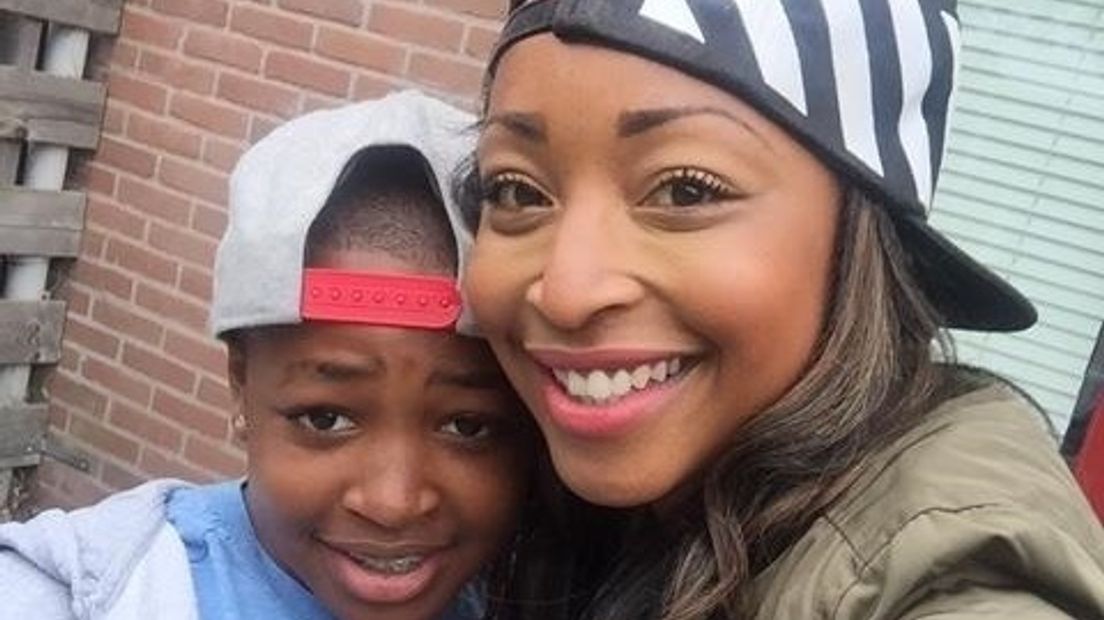 Ezra met zijn moeder Jeanine Trinidad