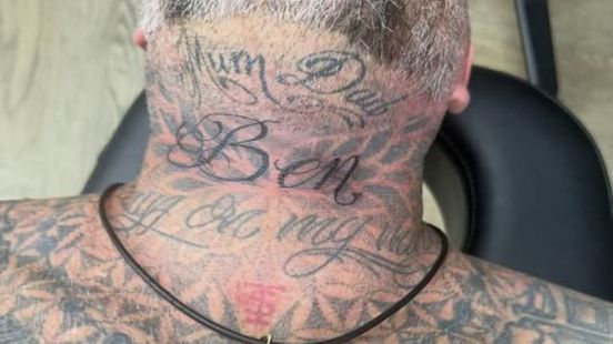 Dean Saunders laat naam overleden broer Ben op zijn keel tatoeëren