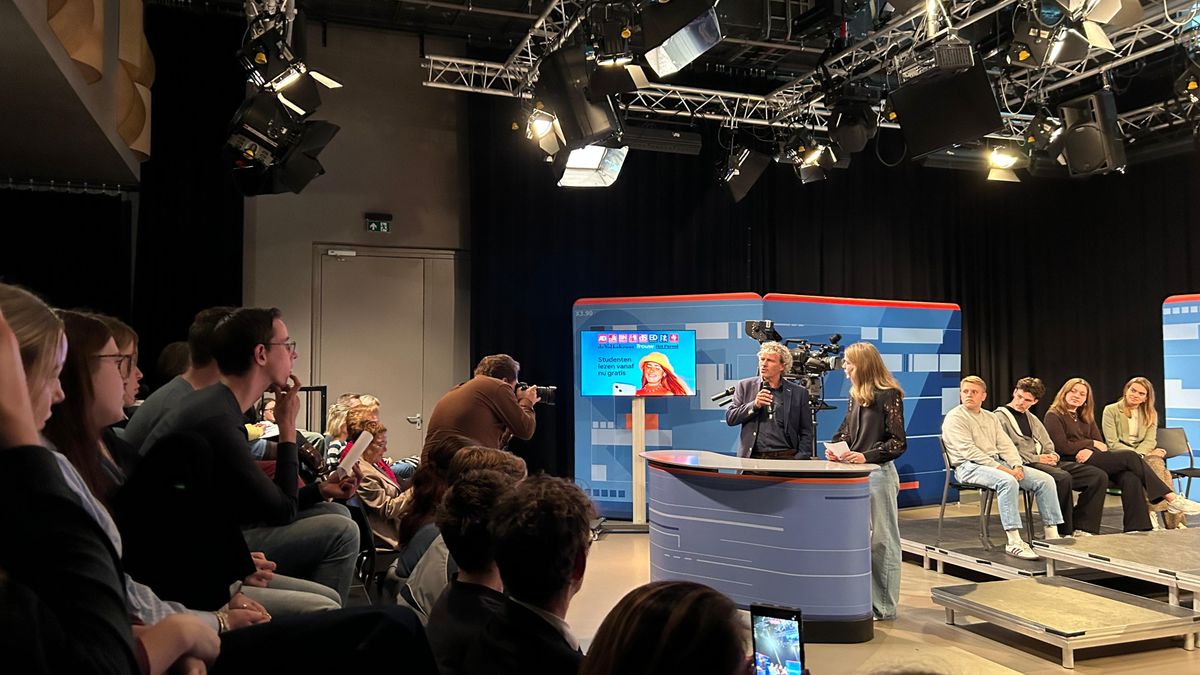 Studenten lezen krant nu gratis: 'Nog steeds geïnteresseerd, maar wel kritisch'