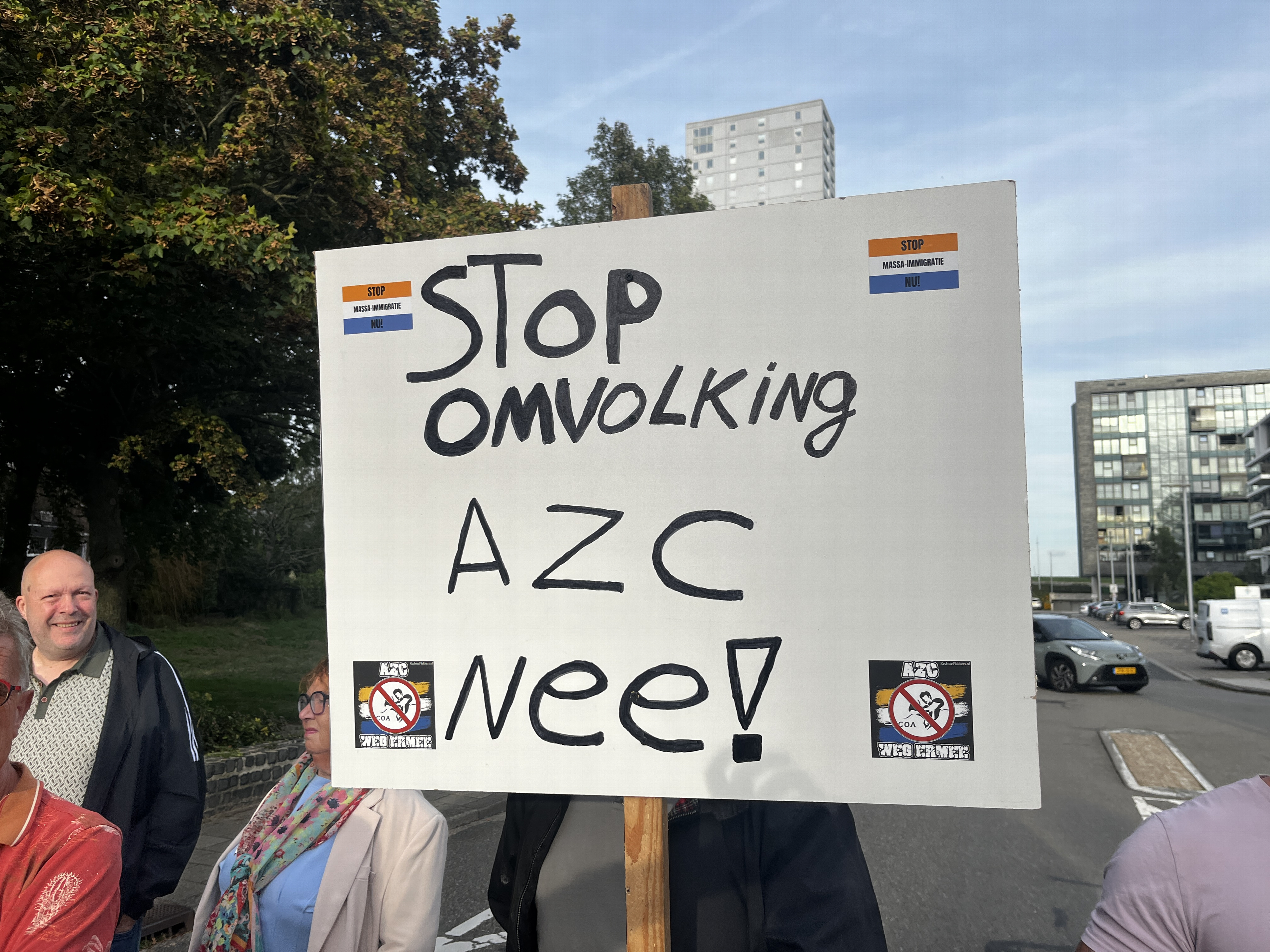 Groep van veertig mensen protesteert tegen azc in Terneuzen (op een steenworp afstand van de noodopvang)